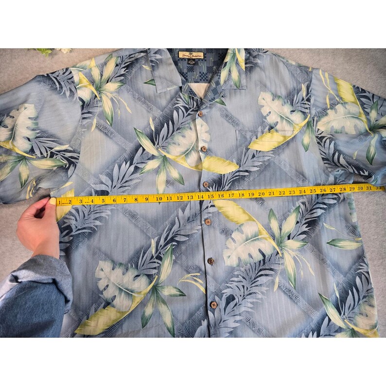 Camisa de manga larga azul con botones y estampado tropical para hombre Tommy Bahama, talla XXL, estilo Y2K. imagen 10