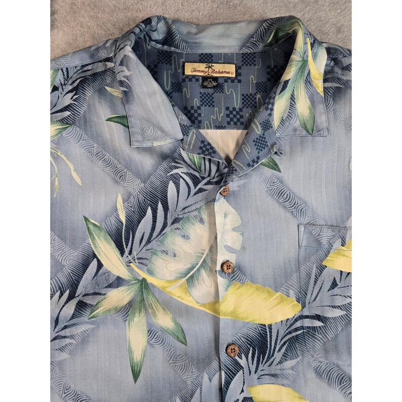 Camisa de manga larga azul con botones y estampado tropical para hombre Tommy Bahama, talla XXL, estilo Y2K. imagen 4