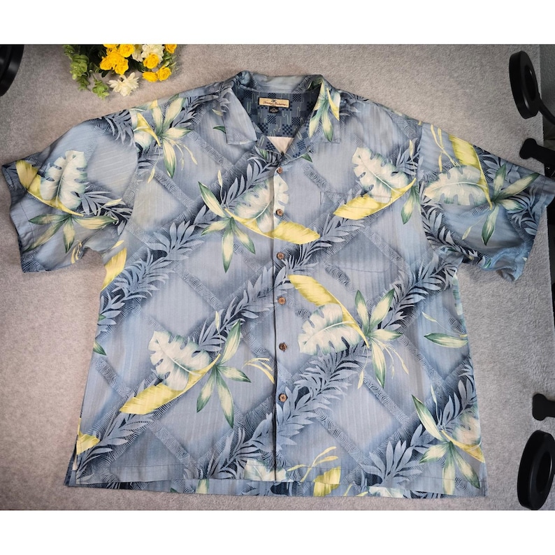 Camisa de manga larga azul con botones y estampado tropical para hombre Tommy Bahama, talla XXL, estilo Y2K. imagen 2