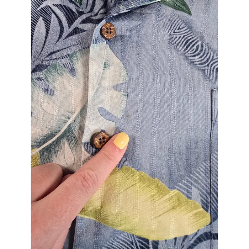 Camisa de manga larga azul con botones y estampado tropical para hombre Tommy Bahama, talla XXL, estilo Y2K. imagen 7
