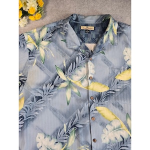 Camisa de manga larga azul con botones y estampado tropical para hombre Tommy Bahama, talla XXL, estilo Y2K. imagen 1