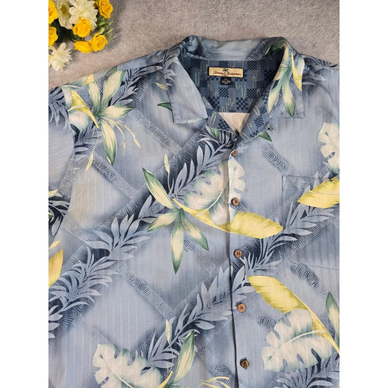 Camisa de manga larga azul con botones y estampado tropical para hombre Tommy Bahama, talla XXL, estilo Y2K. imagen 1