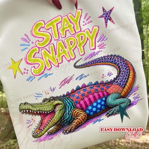 Caimán PNG, Stay Snappy PNG, Patchwork de tendencia PNG, Caimán de verano PNG, Viral femenino PNG, Boutique PNG, Camiseta gráfica PNG, Más tarde Caimán PNG