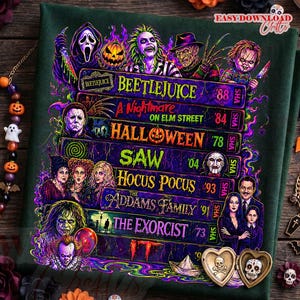 Puede incluir: Una tela verde oscuro con un estampado gr&aacute;fico de cintas VHS apiladas con t&iacute;tulos de pel&iacute;culas de terror como Beetlejuice, A Nightmare on Elm Street, Halloween, Saw, Hocus Pocus, The Addams Family, The Exorcist e It, rodeadas de personajes coloridos.