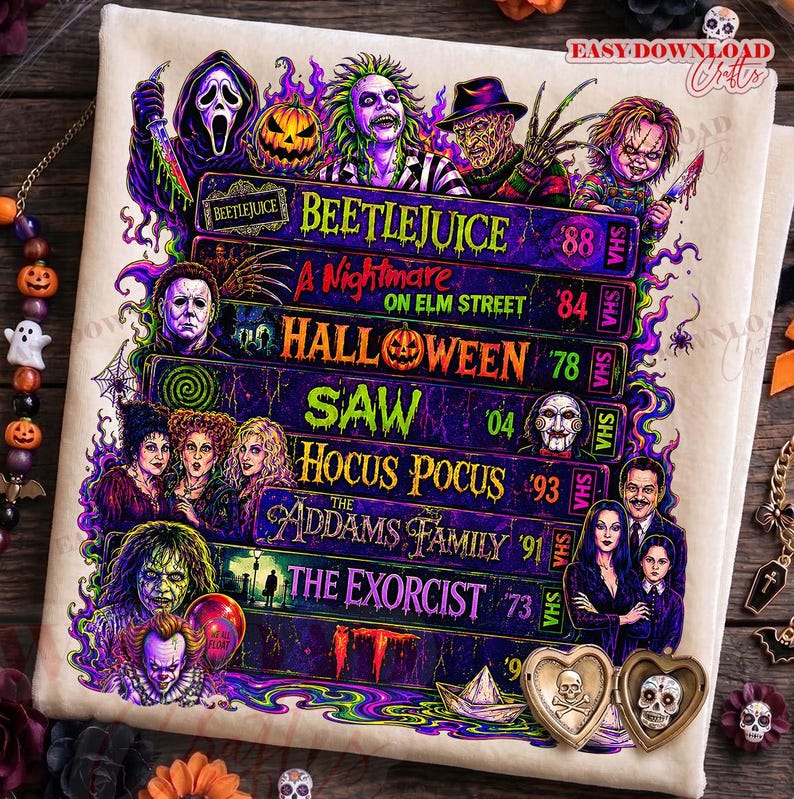 Puede incluir: Un estampado sobre tela blanca que muestra una pila de cintas VHS con t&iacute;tulos de pel&iacute;culas de terror como Beetlejuice, A Nightmare on Elm Street, Halloween, Saw, Hocus Pocus, The Addams Family, The Exorcist e It, rodeados de personajes ic&oacute;nicos.