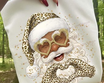 Papá Noel negro con estampado de leopardo PNG Diseño navideño moderno para sublimación Papá Noel glamuroso con mano en forma de corazón y purpurina dorada Imágenes prediseñadas navideñas Feliz y brillante PNG