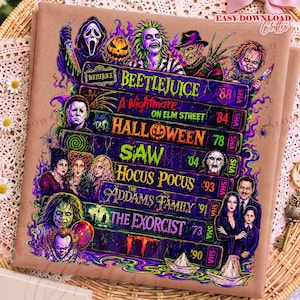 Puede incluir: Un estampado gr&aacute;fico que muestra una pila de cintas VHS etiquetadas con t&iacute;tulos de pel&iacute;culas de terror como Beetlejuice, A Nightmare on Elm Street, Halloween, Saw, Hocus Pocus, The Addams Family y The Exorcist, rodeado de coloridas ilustraciones de personajes.