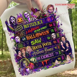 Puede incluir: Una superficie de tela blanca con un estampado gr&aacute;fico de cintas VHS apiladas con t&iacute;tulos de pel&iacute;culas de terror como Beetlejuice, A Nightmare on Elm Street, Halloween, Saw, Hocus Pocus, The Addams Family, The Exorcist e It, rodeadas de llamas moradas.