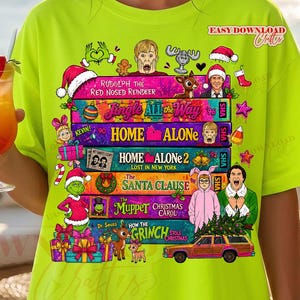 Puede incluir: Una camiseta de color verde lima ne&oacute;n con un estampado gr&aacute;fico de cintas VHS apiladas etiquetadas con t&iacute;tulos de pel&iacute;culas navide&ntilde;as como Home Alone, The Santa Clause y The Muppet Christmas Carol, rodeadas de personajes festivos.