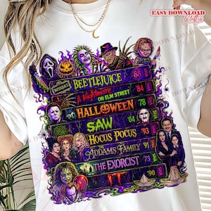 Puede incluir: Una camiseta blanca con un estampado gr&aacute;fico de cintas VHS apiladas con t&iacute;tulos de pel&iacute;culas de terror como Beetlejuice, A Nightmare on Elm Street, Halloween, Saw, Hocus Pocus, The Addams Family, The Exorcist e It, rodeadas de personajes.