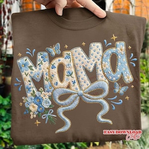 Bordado floral de mamá PNG, diseño de lazo azul de mamá, flores de bordado falso PNG, sublimación del Día de la Madre, camiseta de mamá PNG, regalo de camiseta de mamá PNG