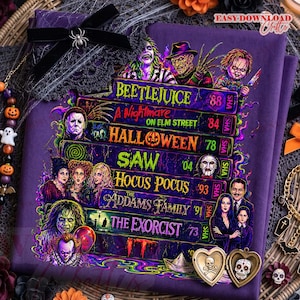 Puede incluir: Una tela morada con un estampado gr&aacute;fico de cintas VHS apiladas con t&iacute;tulos de pel&iacute;culas de terror como Beetlejuice, A Nightmare on Elm Street, Halloween, Saw, Hocus Pocus, The Addams Family, The Exorcist e It, junto a ilustraciones de personajes.