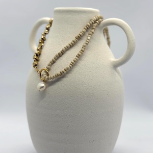 Handmade women&#39;s necklace with gold-plated semiprecious stones, freshwater pearl pendant & beige pearls – Trendy jewelry – Minimalist necklace