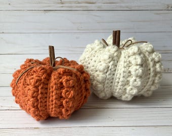 Handgemachte gehäkelte Kürbisse
