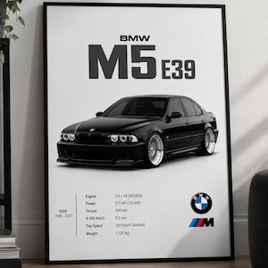 Puede incluir: Un póster de pared enmarcado que muestra un sedán BMW M5 E39 negro. El texto indica el nombre del vehículo, los años de producción 1998-2003 y especificaciones técnicas como motor V8 de 4.9 L, 373 CV, 500 Nm, 0-100 km/h en 5.3 s y 1,730 kg de peso.