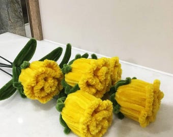Pijpenrager bloemen. Handgemaakt kunstboeket. Gele roos decor. Nieuw huiscadeau