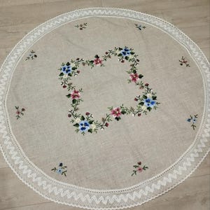 刺繍入りリネンラウンドテーブルクロス：ハンドメイド花柄ヴィンテージ