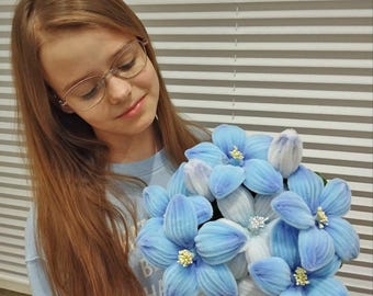 Handgjord blå blombukett av chenilletråd. Piprensarblommor. Mors dag-present