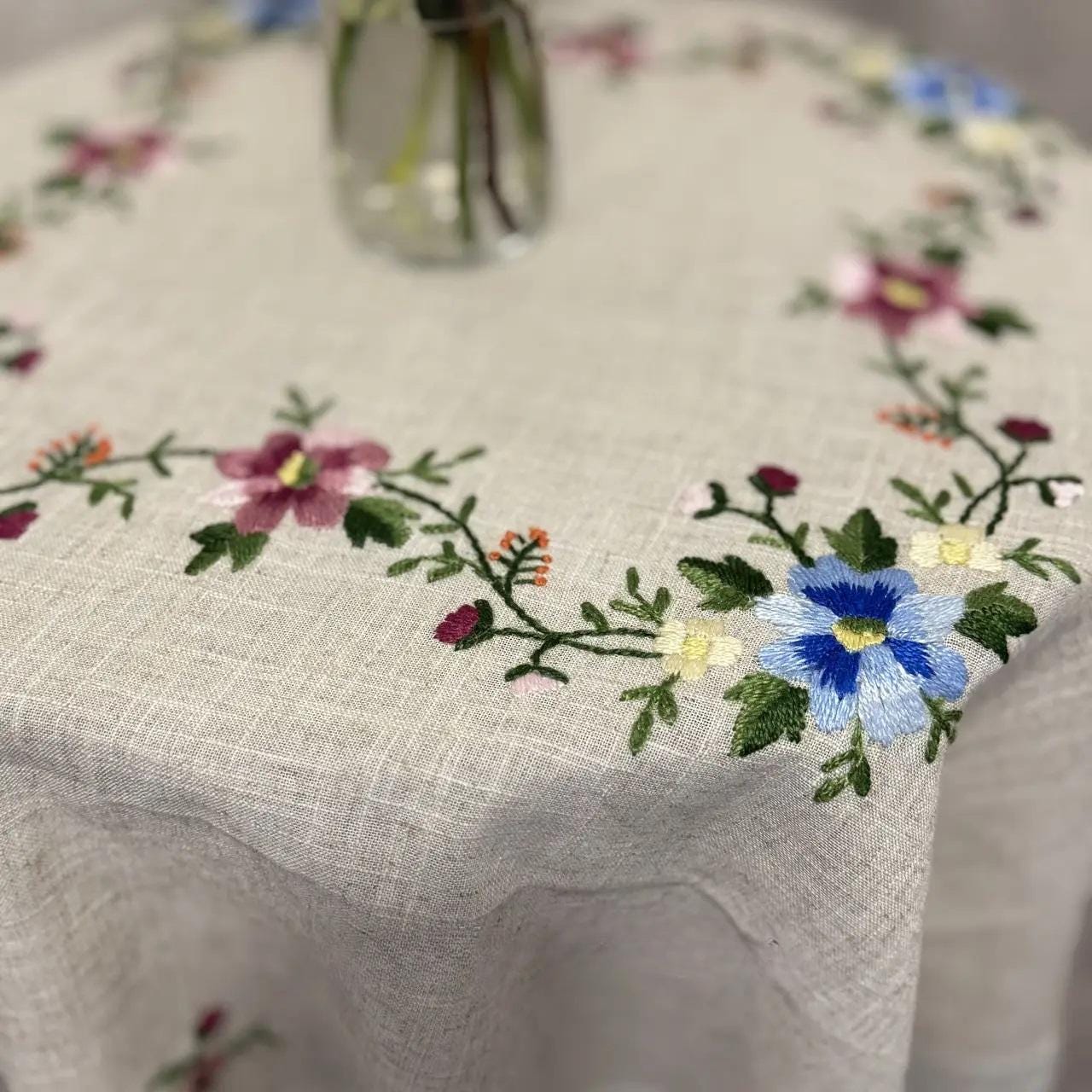 刺繍入りリネンラウンドテーブルクロス：ハンドメイド花柄ヴィンテージ