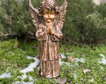 Bronzen engelenbeeldje. Decoraties voor buiten. Сstandbeeld kerkdecor