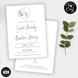 Op de afbeelding: Trouwkaart met de namen Jackie Kennedy en Braxton George in een elegant lettertype. De uitnodiging bevat de datum 1 augustus 20xx en de tijd van de ceremonie. Het ontwerp bevat bloemelementen en een monogram. De uitnodiging is van Knot & Pine.