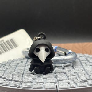 Brelok Chibi Plague Doctor – wydrukowany w 3D amulet horroru inspirowany SCP-049, gotycki dodatek do plecaka i uroczy kolekcjonerski prezent, upiorny towarzysz