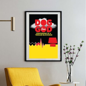 Könnte beinhalten: Gerahmter Kunstdruck mit den roten Worten "DOG SEES GOD" über dem Text "CONFESSIONS OF A TEENAGE BLOCKHEAD". Das Kunstwerk zeigt ein rotes Hundehütte, ein gelb-schwarzes Zickzack-Design und eine Wolke.