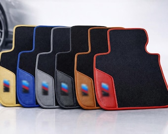 Alfombrillas para coche BMW con logo M, color negro y ribete de cuero rojo.