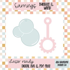 Puede incluir: Un archivo de diseño digital para cortar con láser pendientes y una varita de burbujas. Los pendientes son dos círculos superpuestos en azul claro. La varita es rosa con un mango circular y una parte superior en forma de engranaje.
