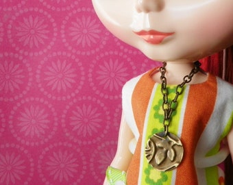 Blythe doll jewelry | doll jewellery | necklace made for dolls | embossed leaf design pendant [B188]