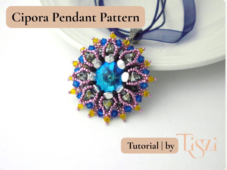 Pu&ograve; includere: Primo piano di un ciondolo con una gemma blu centrale circondata da un motivo floreale. Il ciondolo presenta perline rosa, blu, gialle e argentate. Il testo "Cipora Pendant Pattern" &egrave; in alto e "Tutorial | by Tiszi" in basso.