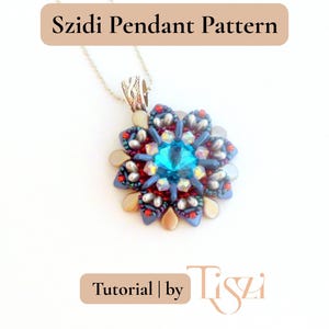 Puede incluir: Collar con colgante floral y piedra central azul. El colgante est&aacute; hecho de cuentas rojas, azules y crema. El texto "Szidi Pendant Pattern" y "Tutorial | by Tiszi" son visibles. El collar est&aacute; en una cadena plateada.