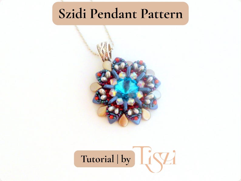 Puede incluir: Collar con colgante floral y piedra central azul. El colgante est&aacute; hecho de cuentas rojas, azules y crema. El texto "Szidi Pendant Pattern" y "Tutorial | by Tiszi" son visibles. El collar est&aacute; en una cadena plateada.