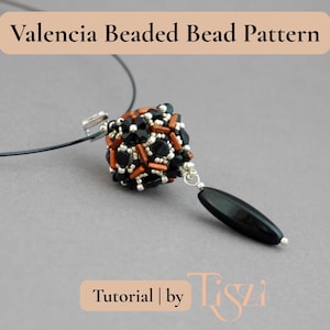 Puede incluir: Un collar con colgante de cuentas negras, naranjas y plateadas. El colgante está sujeto a un cordón negro. La imagen incluye el texto "Valencia Beaded Bead Pattern" y "Tutorial | by Tiszi".