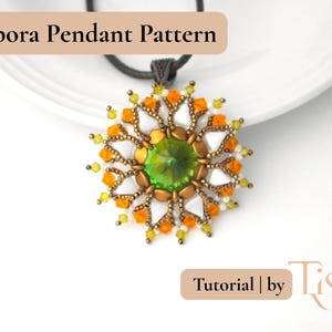 Pu&ograve; includere: Un ciondolo fatto a mano con un design floreale. Il ciondolo presenta una grande pietra centrale verde, circondata da perline bianche, arancioni e gialle. Il testo "Cipora Pendant Pattern" &egrave; in alto e "Tutorial | by Tiszi" in basso.