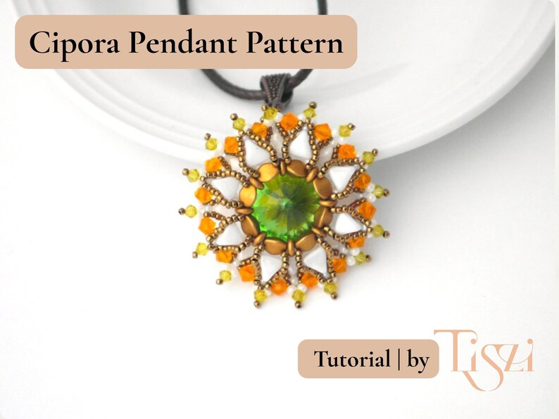 Pu&ograve; includere: Un ciondolo fatto a mano con un design floreale. Il ciondolo presenta una grande pietra centrale verde, circondata da perline bianche, arancioni e gialle. Il testo "Cipora Pendant Pattern" &egrave; in alto e "Tutorial | by Tiszi" in basso.