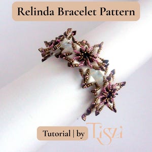 K&ouml;nnte beinhalten: Ein Armband mit floralem Design aus Perlen in Dunkelbraun, Rosa und Wei&szlig;. Das Armband liegt auf einer wei&szlig;en Oberfl&auml;che. Der Text oben lautet "Relinda Bracelet Pattern", unten "Tutorial | by Tiszi".