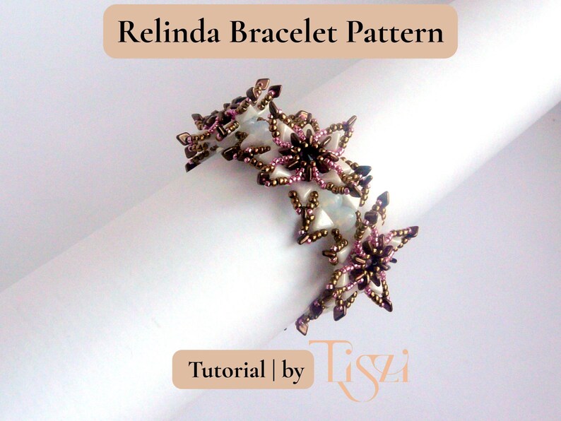 K&ouml;nnte beinhalten: Ein Armband mit floralem Design aus Perlen in Dunkelbraun, Rosa und Wei&szlig;. Das Armband liegt auf einer wei&szlig;en Oberfl&auml;che. Der Text oben lautet "Relinda Bracelet Pattern", unten "Tutorial | by Tiszi".
