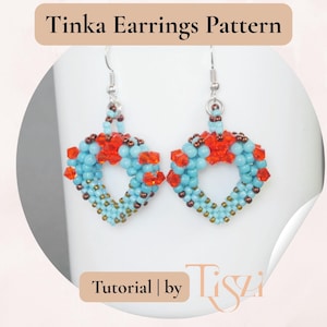 Puede incluir: Dos pendientes en forma de corazón hechos con cuentas. Los pendientes están hechos con cuentas de color azul claro, acentuadas con cuentas rojas y marrones. El texto "Tinka Earrings Pattern" está en la parte superior y "Tutorial | by Tiszi" en la inferior.