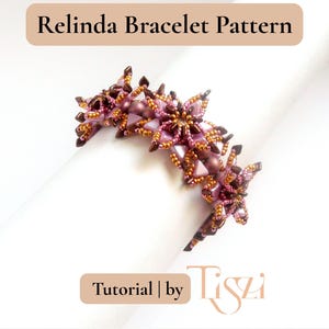 K&ouml;nnte beinhalten: Ein Perlenarmband mit floralem Design. Das Armband hat rosa, braune und goldene Perlen. Der Text "Relinda Bracelet Pattern" befindet sich oben im Bild, und "Tutorial | by Tiszi" befindet sich unten.