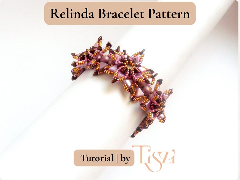 K&ouml;nnte beinhalten: Ein Perlenarmband mit floralem Design. Das Armband hat rosa, braune und goldene Perlen. Der Text "Relinda Bracelet Pattern" befindet sich oben im Bild, und "Tutorial | by Tiszi" befindet sich unten.