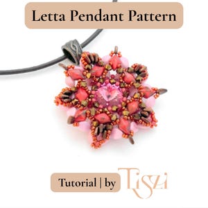 K&ouml;nnte beinhalten: Nahaufnahme einer Halskette mit Anh&auml;nger aus Perlen. Der Anh&auml;nger hat die Form einer Blume mit rosa, roten und braunen Perlen. Der Text "Letta Pendant Pattern" steht oben und "Tutorial | by Tiszi" unten.