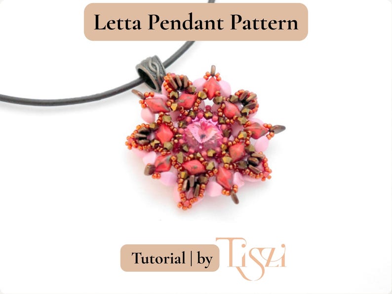 K&ouml;nnte beinhalten: Nahaufnahme einer Halskette mit Anh&auml;nger aus Perlen. Der Anh&auml;nger hat die Form einer Blume mit rosa, roten und braunen Perlen. Der Text "Letta Pendant Pattern" steht oben und "Tutorial | by Tiszi" unten.