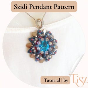 Puede incluir: Un collar con colgante de cuentas con un dise&ntilde;o floral. El colgante presenta un gran cristal azul central rodeado de cuentas m&aacute;s peque&ntilde;as en tonos azules, rojos y plateados. El texto "Szidi Pendant Pattern" est&aacute; en la parte superior.