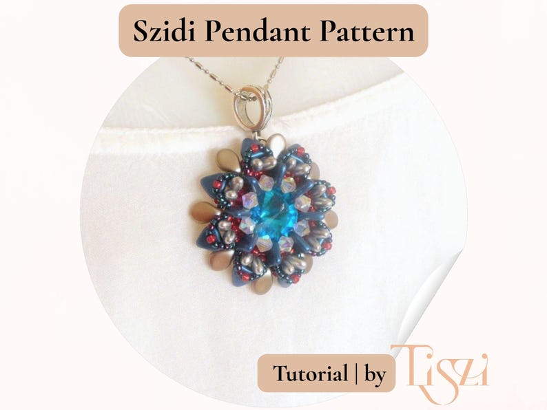 Puede incluir: Un collar con colgante de cuentas con un dise&ntilde;o floral. El colgante presenta un gran cristal azul central rodeado de cuentas m&aacute;s peque&ntilde;as en tonos azules, rojos y plateados. El texto "Szidi Pendant Pattern" est&aacute; en la parte superior.