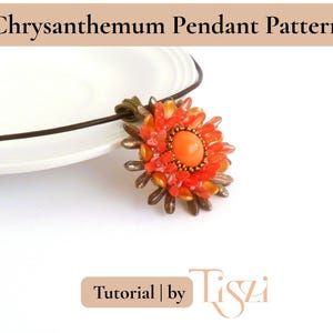 K&ouml;nnte beinhalten: Ein handgefertigter Chrysanthemen-Anh&auml;nger mit braunem Lederband. Der Anh&auml;nger hat eine zentrale orangefarbene Perle, umgeben von orangefarbenen und goldenen Bl&uuml;tenbl&auml;ttern. Der Text "Chrysanthemum Pendant Pattern" steht oben. Tutorial von Tiszi.