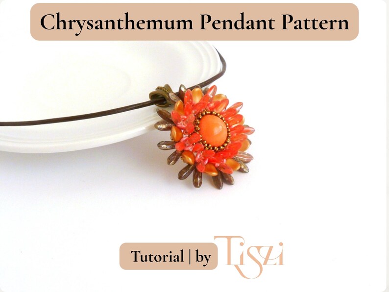 K&ouml;nnte beinhalten: Ein handgefertigter Chrysanthemen-Anh&auml;nger mit braunem Lederband. Der Anh&auml;nger hat eine zentrale orangefarbene Perle, umgeben von orangefarbenen und goldenen Bl&uuml;tenbl&auml;ttern. Der Text "Chrysanthemum Pendant Pattern" steht oben. Tutorial von Tiszi.