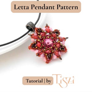 K&ouml;nnte beinhalten: Handgefertigter Anh&auml;nger mit floralem Design. Der Anh&auml;nger hat einen gro&szlig;en rosa Kristall in der Mitte, umgeben von roten und rosa Perlen. Der Anh&auml;nger ist an einem schwarzen Band befestigt. Text: "Letta Pendant Pattern" und "Tutorial | by Tiszi".