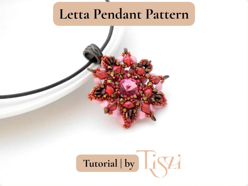 K&ouml;nnte beinhalten: Handgefertigter Anh&auml;nger mit floralem Design. Der Anh&auml;nger hat einen gro&szlig;en rosa Kristall in der Mitte, umgeben von roten und rosa Perlen. Der Anh&auml;nger ist an einem schwarzen Band befestigt. Text: "Letta Pendant Pattern" und "Tutorial | by Tiszi".