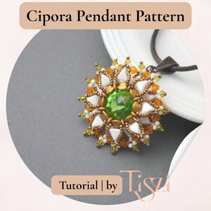 Pu&ograve; includere: Un pendente di perline con una gemma verde centrale, circondata da perline bianche, dorate e arancioni. Il pendente &egrave; su un cordino scuro. L'immagine include il testo "Cipora Pendant Pattern" e "Tutorial | by Tisza".